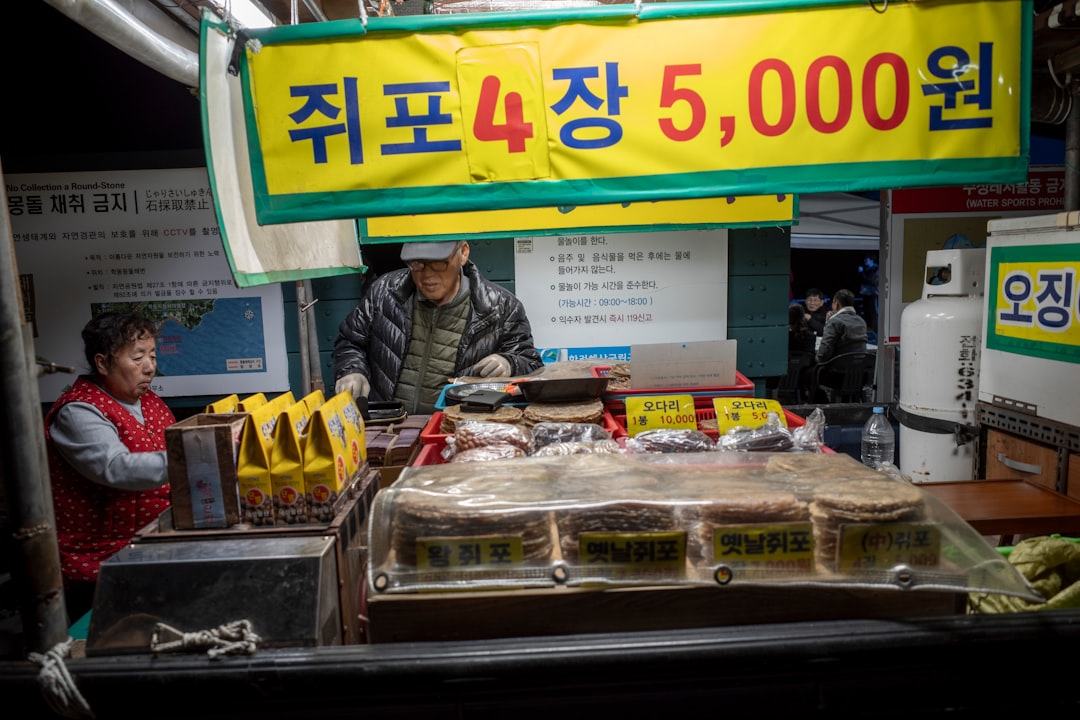 은행 창구에서 만기된 정기예금 재예치 상담을 받는 고객의 모습