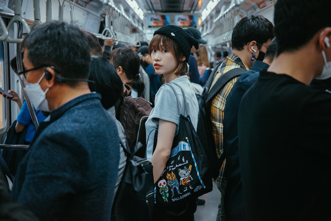 지하철역에서 출퇴근하는 사람들의 모습