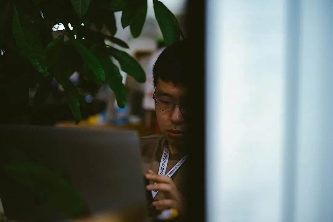 책상 위 노트북과 IRP 자료, 5월 세액공제 계획 점검하는 직장인