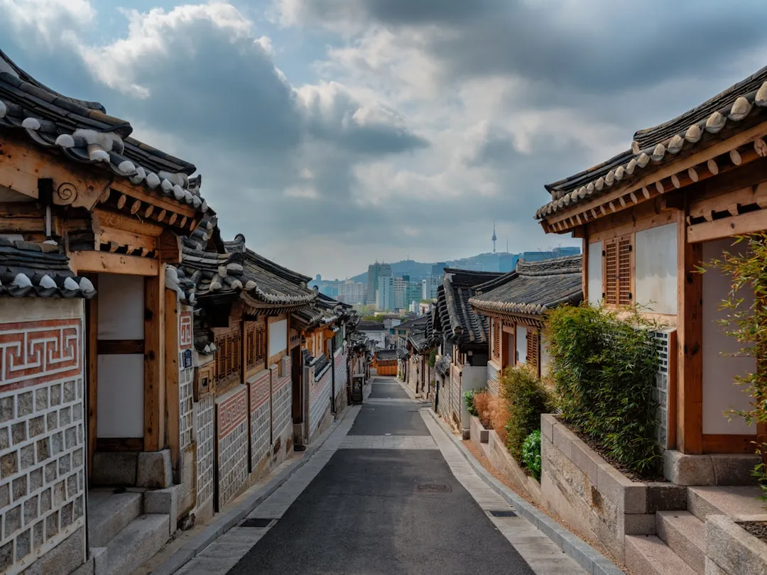 지역별 부동산 시장과 대출 규제 차이를 보여주는 도시 전경