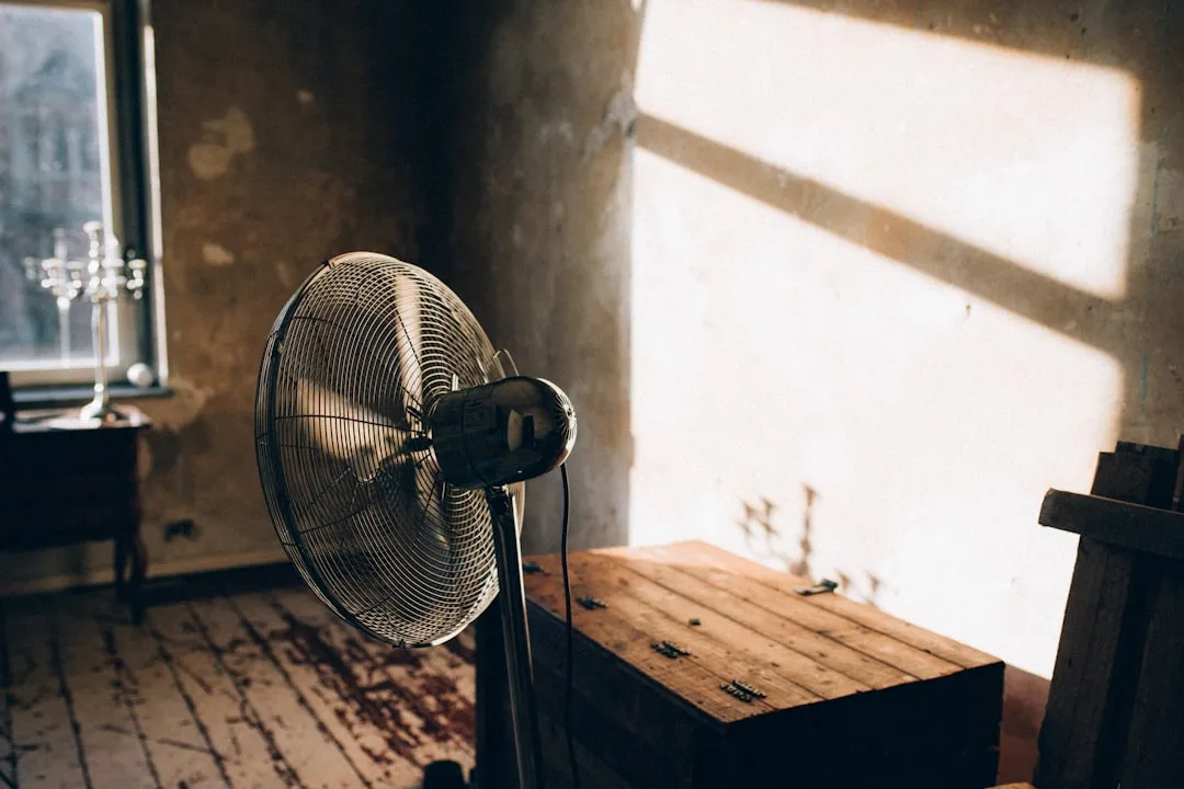 여름철 거실에서 에어컨을 가동하는 모습으로, 냉방 사용 증가가 누진 구간 상승으로 이어지는 상황을 나타낸다